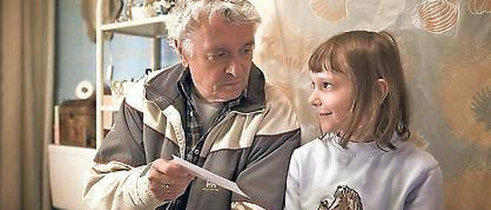 Familienbande. Der deutsche Bäckermeister Werner Grabosch (Henry Hübchen) will seine Enkelin Mathilda von ihrem polnischen Vater zurückholen.