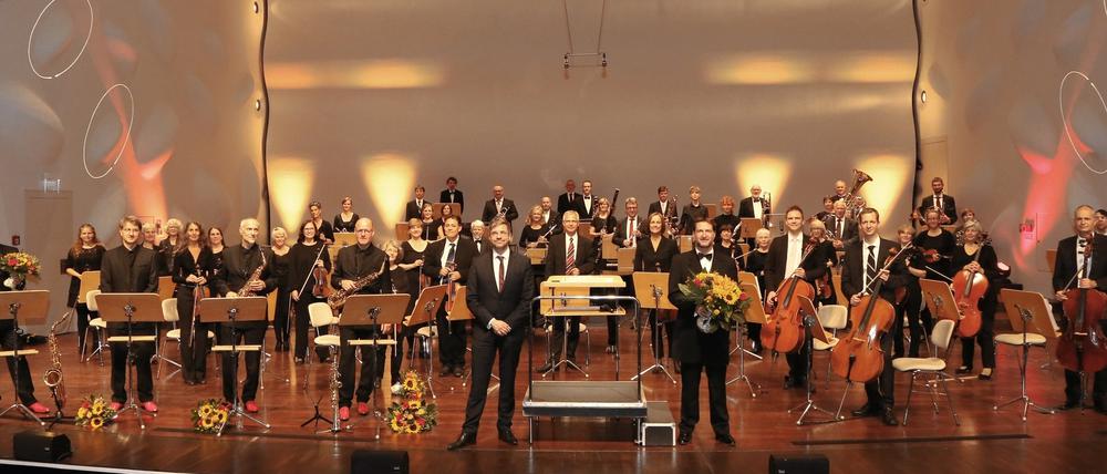 Orchesterleiter Knut Andreas und das Collegium musicum wurden beim gemeinsamen Auftritt mit Meier's Clan von Mike Schubert geehrt. 