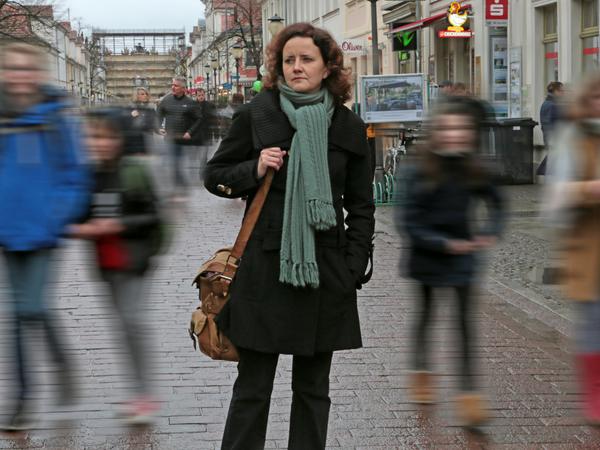 Julia Schoch lebt seit 1986 in Potsdam. Seit 2003 arbeitet sie als Schriftstellerin und literarische Übersetzerin.