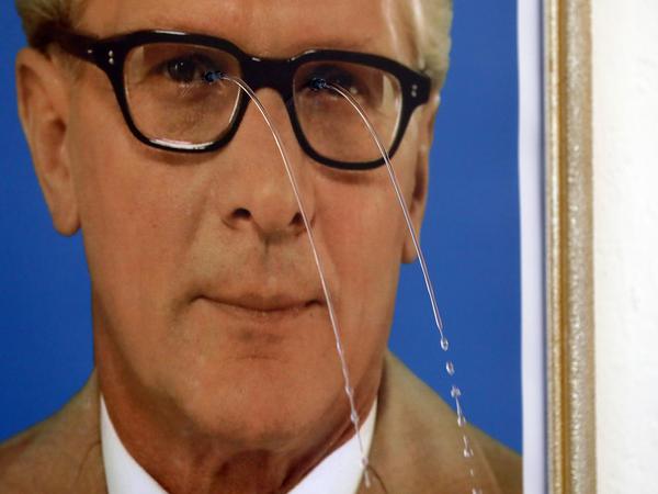 Honeckers Tränen als Zimmerspringbrunnen. Auch Via Lewandowsky ist in "Ihr. Sentimentalitäten in Deutschland" im Kunstraum vertreten.