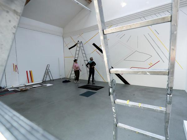 Vorbereitungen an der Wandarbeit von Pauline Kraneis für die Ausstellung „Three Point Turn“ im KunstHaus.