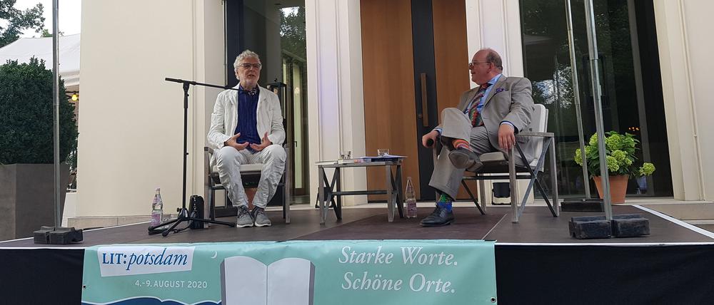 Künstler André Heller (l.) und Literaturkritiker Denis Scheck bei der Festveranstaltung von Lit:Potsdam im Garten der Villa Jakobs.