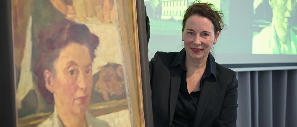 Jutta Götzmann, Direktorin des Potsdam-Museums, mit dem Laserstein-Selbstporträt.