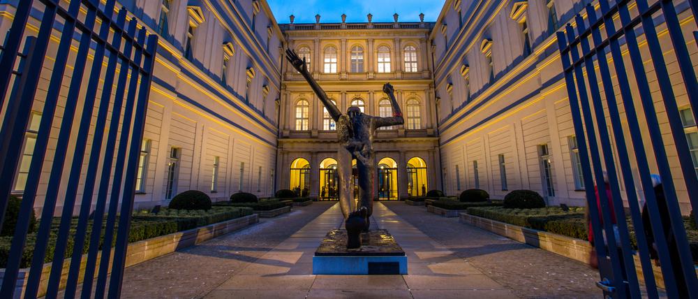 Das Museum Barberini in Potsdam zur blauen Stunde,