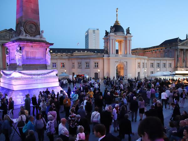 Das angestrahlte Fortunaportal zur Eröffnung der Musikfestspiele Potsdam 2019.