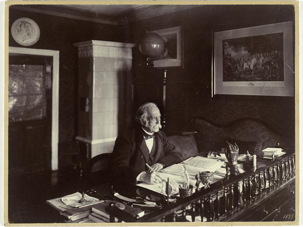 Theodor Fontane an seinem Schreibtisch.