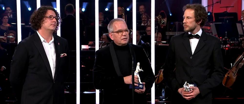 Peter Hartwig (M.), Jonas Weydemann und Jakob D. Weydemann erhalten am 17. Januar 2020 den Produzentenpreis des Bayerischen Filmpreises. 