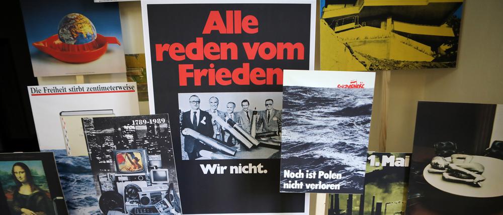 Das ehemalige Gefängnis der Staatssicherheit zeigt vom 4. Mai bis zum 6. August politische Plakate von Klaus Staeck.