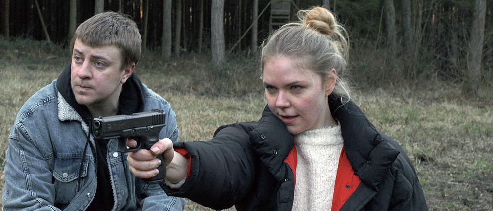 Unter Druck: Becky (Ricarda Seifried) und Tommi (Thomas Schubert) bei Schießübungen in "Wintermärchen".