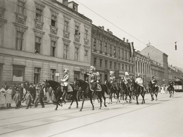 1910 in der Charlottenstraße: Kaiser Wilhelm II. zu Pferde, im Hintergrund die Straßenbahn.