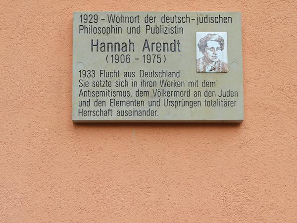 Am früheren Wohnhaus von Hannah Arendt ist eine Gedenktafel angebracht. 