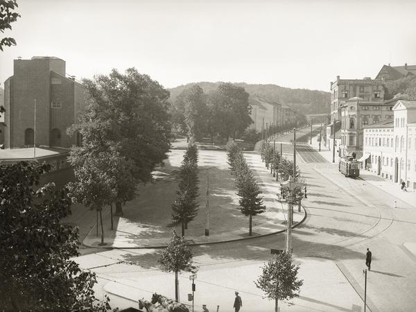 Die Straße Brauhausberg mit neugestalteter Promenade und Straßenbahnlinie zum Schützenhaus 1935/1936.