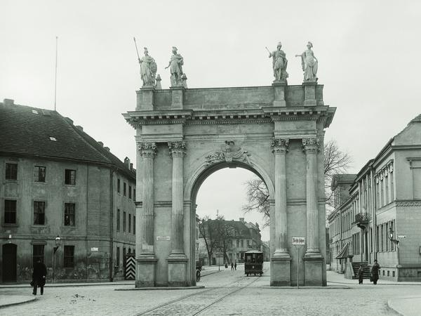 Gestochen scharf. Die Feldseite des Berliner Tores mit Blick in die Berliner Straße um 1905.
