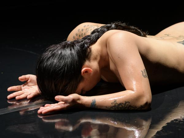 Die mexikanische Tänzerin Areli Moran in "Serpentine", einer Choreografie der kanadischen Künstlerin Daina Ashbee. 
