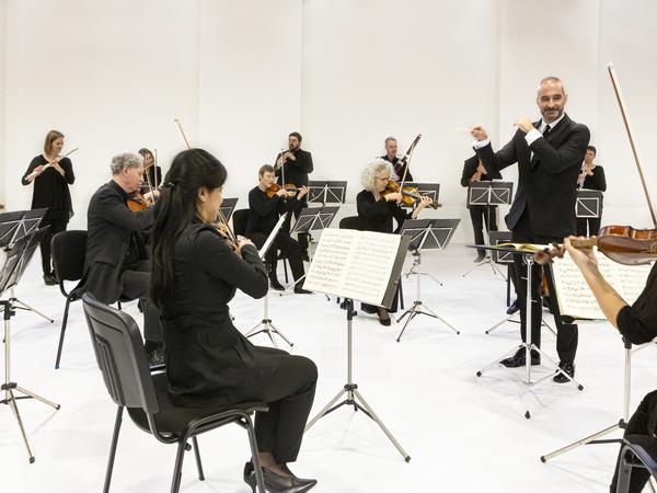 Antonello Manacorda dirigiert das Ensemble der Kammerakademie Potsdam.