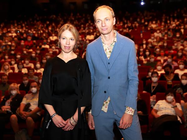 Die Geschwister Brüggemann präsentieren ihren Film "Nö" beim Filmfestival Karlovy Vary, die internationale Premiere des Werks.