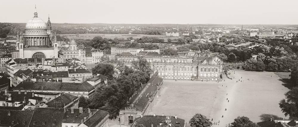 Blick vom Turm der Garnisonkirche in Richtung Nikolaikirche, Stadtschloss und Lustgarten um 1930.