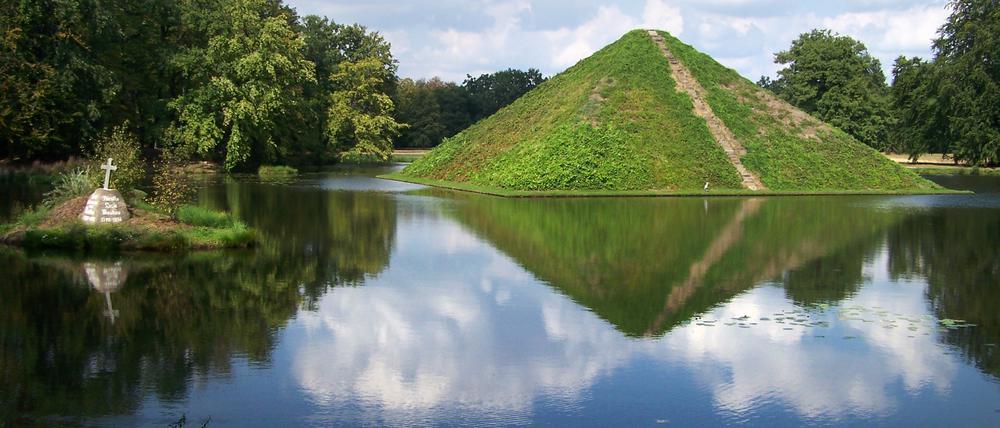 Geheimnisvoll: Fürst Pückler ließ sich die Seepyramide als Grabmal errichten. Auch seine Frau liegt hier begraben. 