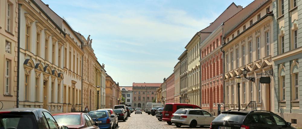 Wilhelm-Staab-Straße mit Nikolaisaal in Richtung Yorkstraße.