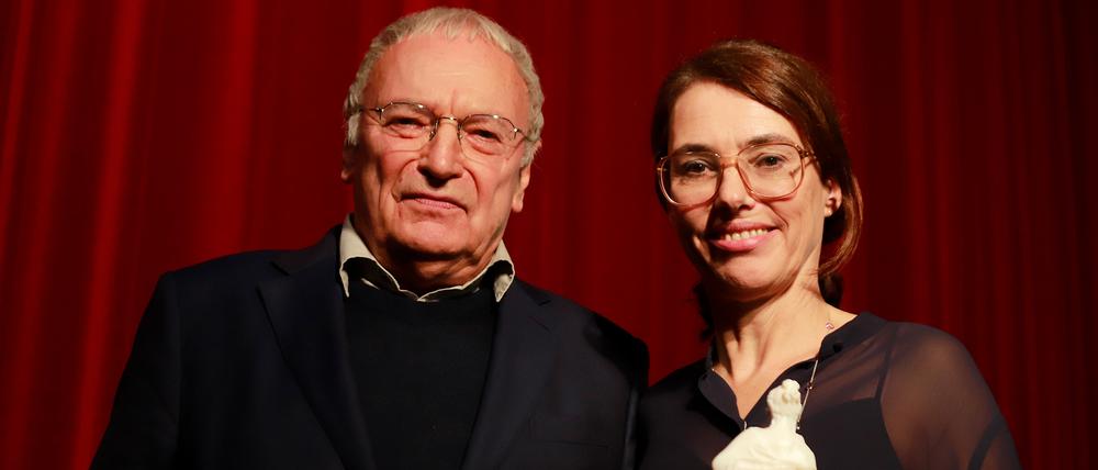 Preisträgerin 2019: Regisseurin Regina Schilling mit Laudator Uwe Timm und "Clio", der Preistrophäe des Festivals.  