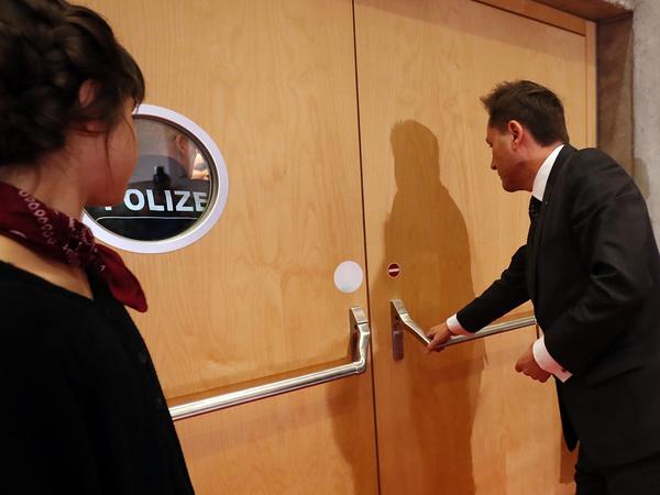 Uni-Präsident Oliver Günther öffnet di Tür zum Hörsaal und gewährt den Demonstranten Einlass.