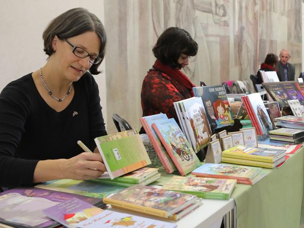 Katrin Inzinger (l.) illustriert die "Sandor"-Kinderbücher von Dorothea Flechsig.