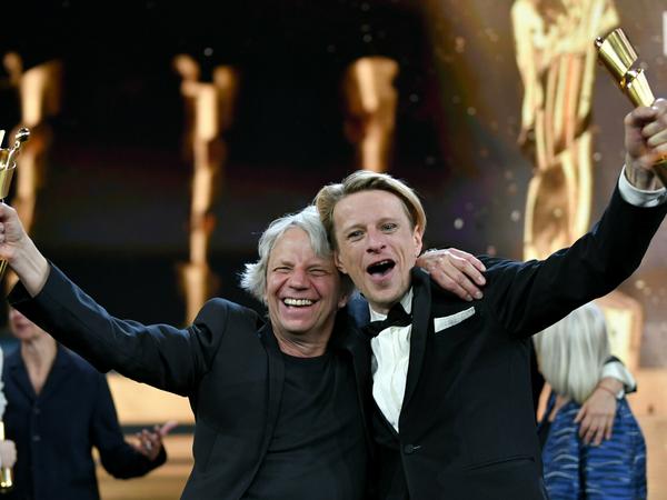 Regisseur Andreas Dresen (links) freut sich neben Hauptdarsteller Alexander Scheer über den Erfolg ihres Films "Gundermann".