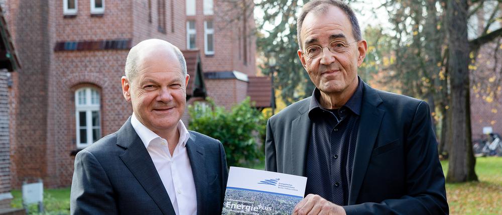 Lutz Ausserfeld, Lutz Ausserfeld, Kaufmännischer Vorstand des Diakonissenhauses, übergibt die Broschüre EnergiePLUS an Bundeskanzler Olaf Scholz 