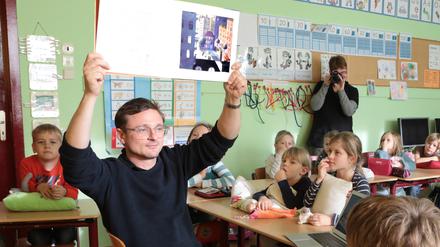 Schauspieler Florian Lukas liest in der Inselschule Töplitz aus "Warum wir vor der Stadt wohnen".