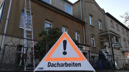 In Stahnsdorf wurden heute bereits erste Reparaturen an den Dächern erledigt.