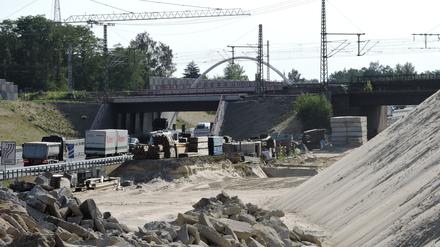Das Autobahnstück unter der Eisenbahnbrücke wird das letzte, was ausgebaut wird. Im Sommer sollen die Arbeiten fertig sein.