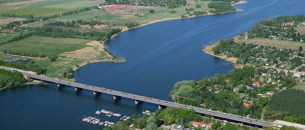 Die Autobahnbrücke über den Zernsee bei Töplitz.