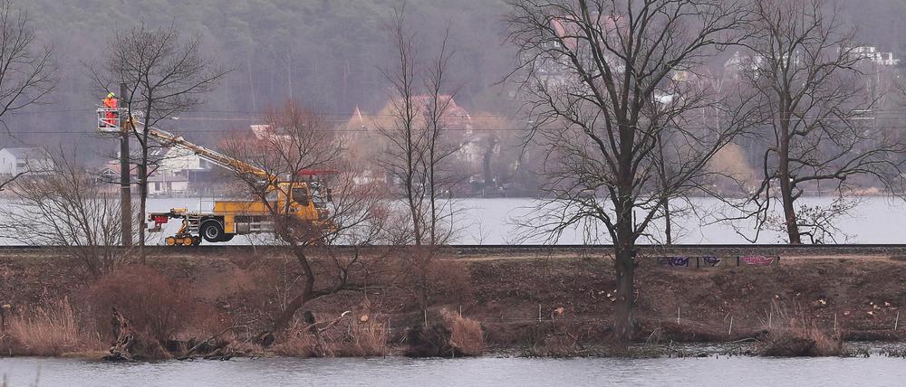 Der Bahndamm bei Geltow zwischen Petzinsee und Templiner See muss auf knapp 200 Meter neu aufgebaut werden.
