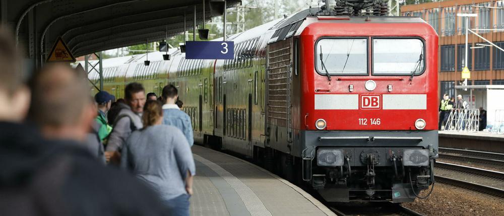 Die betrunkene 17-Jährige fuhr nach dem Baumblütenfest mit dem Zug von Werder Richtung Berlin.