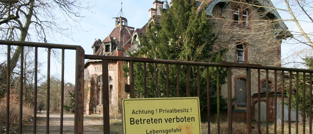 Ein "Betreten verboten"-Schild prankt am Eingangstor zu den Beelitzer Heilstätten. Hier wurden nun 50 Zaunpfähle umgebogen.