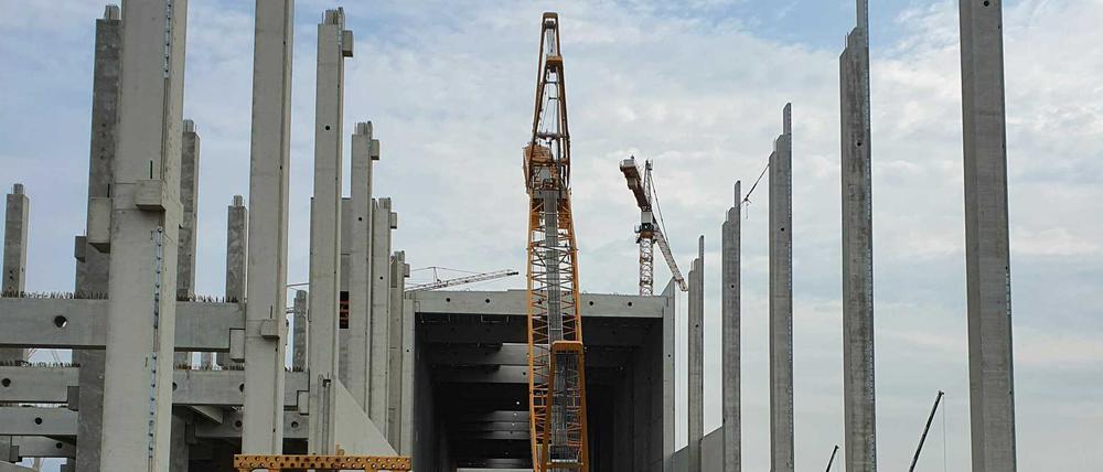 Die ersten Pfähle stehen auf der Baustelle der Gigafactory in Grünheide.