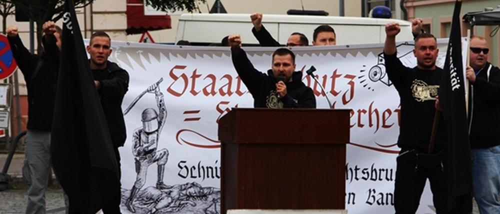 Maik Eminger (Mitte) auf einer Kundgebung der "Gefangenenhilfe" in Brandenburg/Havel. Zusammen mit anderen Teilnehmern forderte er einen „Nationalen Sozialismus“.