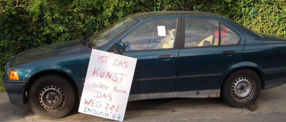 Der Schrott-BMW in Stahnsdorf kann weg. Aber wer kümmert sich drum?