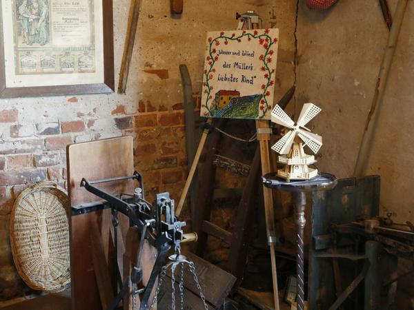In der Bockwindmühle in Beelitz haben die Mitglieder des Mühlenvereins bereits Ausstellungsstücke für das Museum gesammelt. 