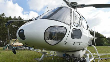 Dieser Hubschrauber versprüht das Insektizid "Karate Forst" gegen den Kiefernschädling Nonne.