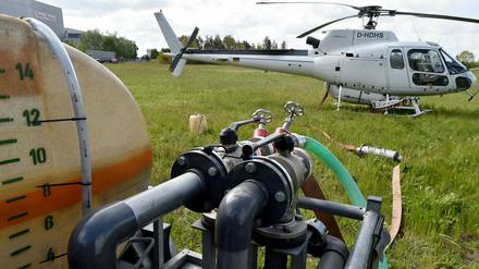 Seit der vergangenen Woche versprühen Hubschrauber das Schädlingsbekämpfungsmittel "Karate Forst".
