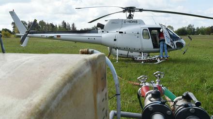 Ein Hubschrauber steht in Bad Belzig bereit. 