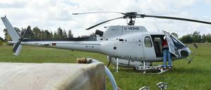 Ein Hubschrauber steht in Bad Belzig bereit. 