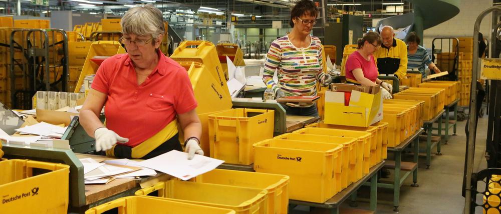 Im Briefverteilzentrum in Stahnsdorf arbeiten jeden Abend und jede Nacht bis zu 320 Mitarbeiter.