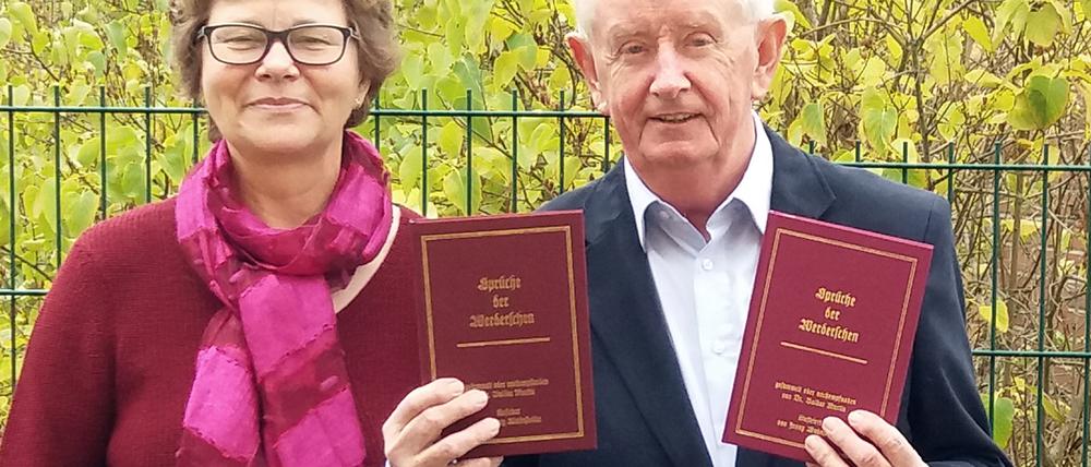 Buchtitel "Sprüche der Werderschen". Stadtchronist Baldur Martin. Martin und seine Frau Hella mit den beiden Auflagen.