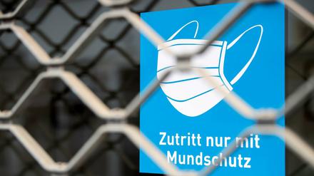 In der Mittelmark muss nun auch zum Beispiel in Fahrstühlen ein Mundschutz getragen werden (Symbolbild).