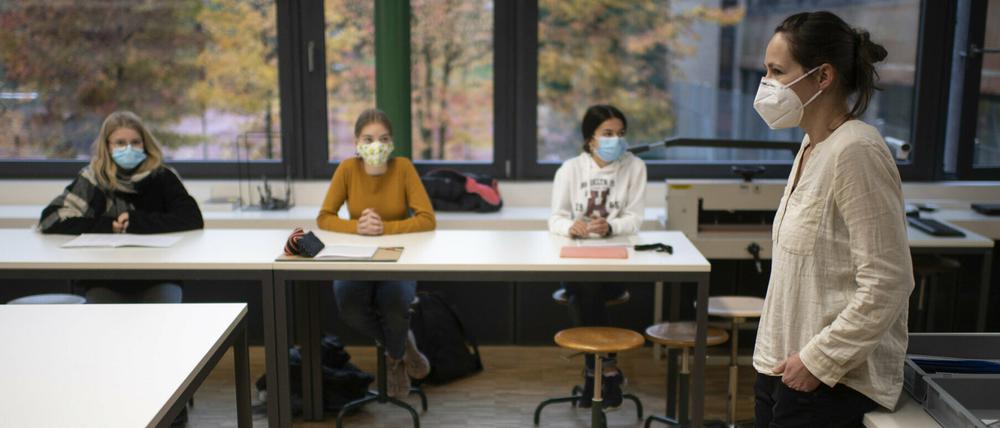 Maskenpflicht in Schulen. In der Schweiz gilt derzeit eine ständige Pflicht zum Tragen der Mund-Nase-Bedeckung. 