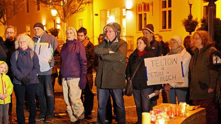 Diese Demonstranten sind gegen den Ausbau der Ruhlsdorfer Straße und das Fällen der Bäume auf dem Marktplatz in Teltow. 