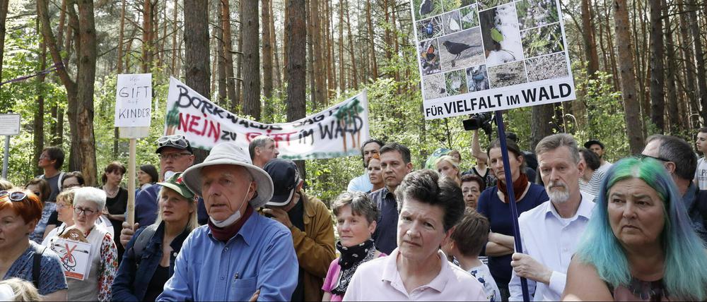Am 26. April demonstrierten 200 Anwohner gegen den geplanten Pestizid-Einsatz bei Fichtenwalde (Potsdam-Mittelmark).