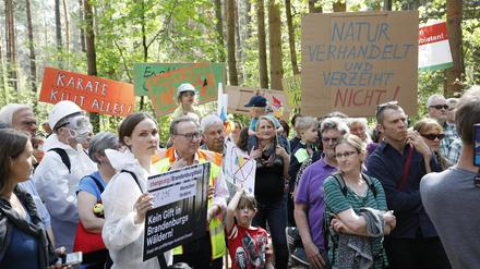 In Fichtenwalde demonstrierten Anwohner gegen Einsatz von "Karate Forst".